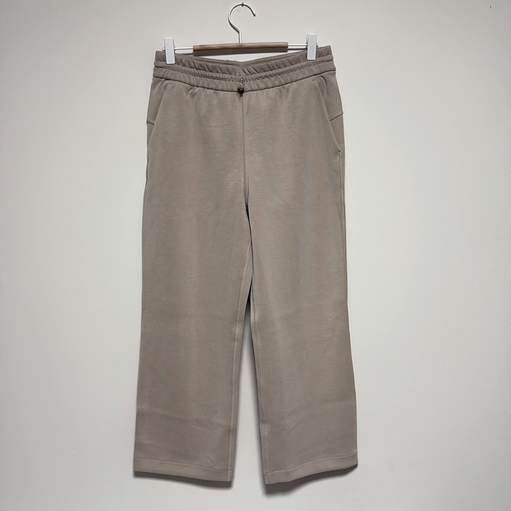 Lululemon Mojave tan softstreme high rise cropped pant sz 6 worn once